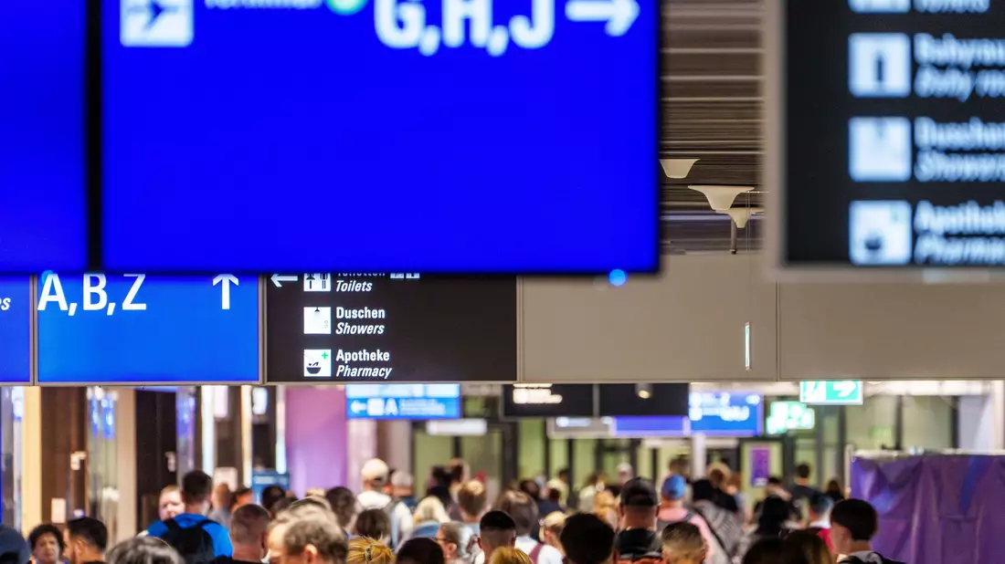Im Sommer-Hochbetrieb sorgt das neue EU-Grenzverfahren für zusätzliche Wartezeiten am Flughafen. (Symbolbild) - Bild: Andreas Arnold/dpa