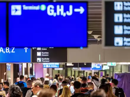 Im Sommer-Hochbetrieb sorgt das neue EU-Grenzverfahren für zusätzliche Wartezeiten am Flughafen. (Symbolbild) - Foto: Andreas Arnold/dpa