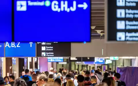 Im Sommer-Hochbetrieb sorgt das neue EU-Grenzverfahren für zusätzliche Wartezeiten am Flughafen. (Symbolbild) - Foto: Andreas Arnold/dpa