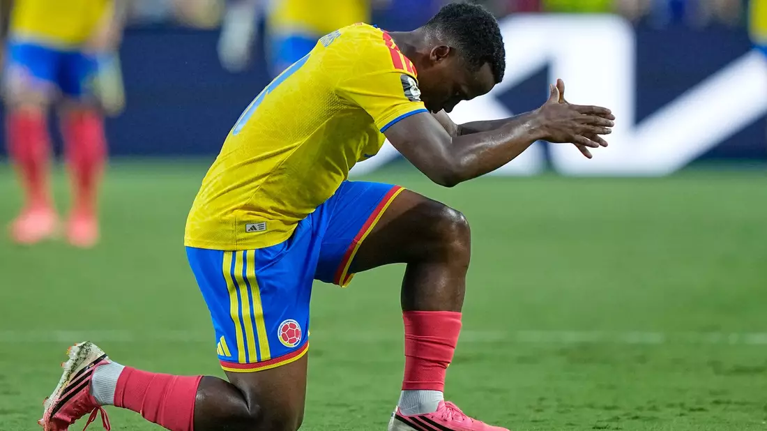 Kolumbiens Jhon Arias bejubelt das frühe 1:0. - Bild: Charlie Riedel/AP/dpa