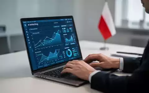 Hände tippen auf einem Laptop, der eine digitale Schnittstelle mit E-Rechnungsdaten anzeigt, im Hintergrund eine polnische Flagge. - Foto: über boerse-global.de