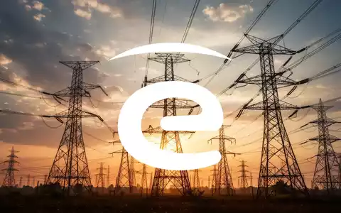 Stromleitungen vor einem dramatischen Himmel, die Energieinfrastruktur und Investitionen in Schwellenländern symbolisieren. - Foto: über boerse-global.de