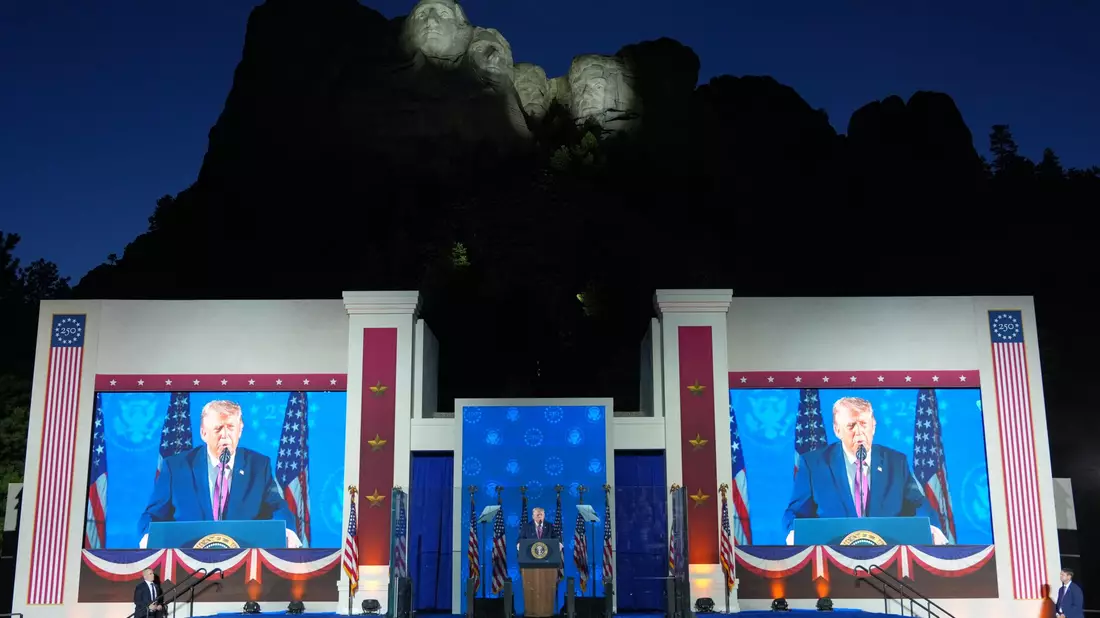 Trump vor berühmter Kulisse. - Bild: Alex Brandon/AP/dpa