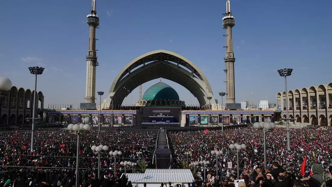 Chameneis Leichnam bleibt zunächst drei Tage in Teheran. - Bild: Altaf Qadri/AP/dpa