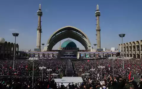 Chameneis Leichnam bleibt zunächst drei Tage in Teheran. - Foto: Altaf Qadri/AP/dpa