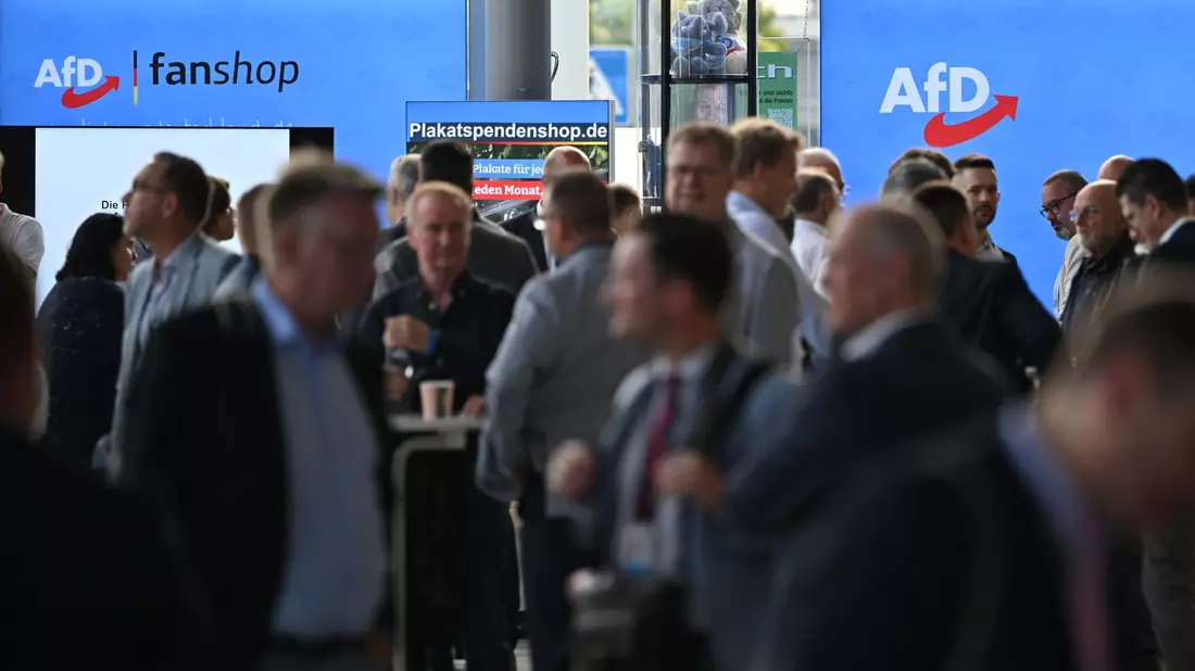 Warten, bevor der Parteitag losgeht: AfD-Delegierte in Erfurt. - Bild: Martin Schutt/dpa