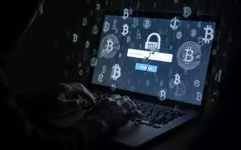 Eine Nahaufnahme von Händen, die auf einer Tastatur tippen, mit einem Bildschirm, der verzerrte Kryptowährungssymbole und eine gefälschte Anmeldeseite zeigt. - Foto: über boerse-global.de