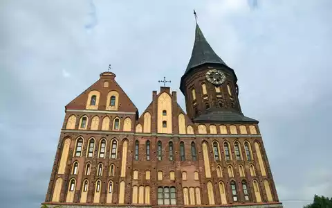 Der Königsberger Dom ist bis heute das Wahrzeichen der Stadt, die sich seit 80 Jahren Kaliningrad nennt. (Archivbild) - Foto: picture alliance / dpa