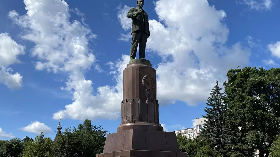 Ein Denkmal erinnert an den sowjetischen Politiker Michail Kalinin, der einst formelles Staatsoberhaupt des kommunistischen Imperiums war.  - Bild: Ulf Mauder/dpa