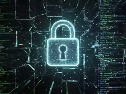 Ein stilisiertes, leuchtendes Vorhängeschloss-Symbol über einer fragmentierten digitalen Oberfläche mit Codezeilen und Datenflüssen. - Foto: über boerse-global.de