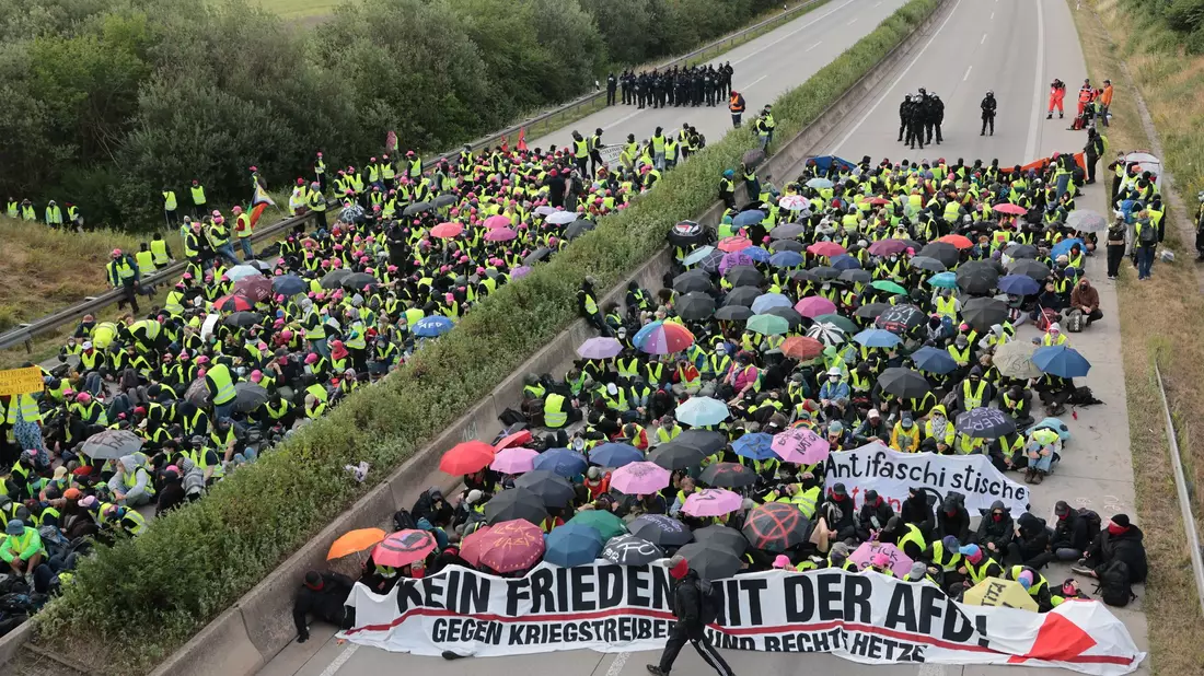Demonstranten blockieren zeitweise die Autobahn A71 bei Erfurt. - Bild: Michael Reichel/dpa