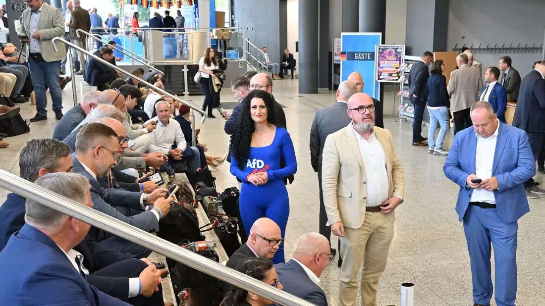 Viele AfD-Delegierte sind bereits am Tagungsort auf der Messe Erfurt angekommen.  - Bild: Martin Schutt/dpa