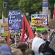 Der DGB und Initiativen haben zu einer großen Demonstration unter dem Motto «Zusammenstehen» aufgerufen.   - Bild: Jacob Schröter/dpa