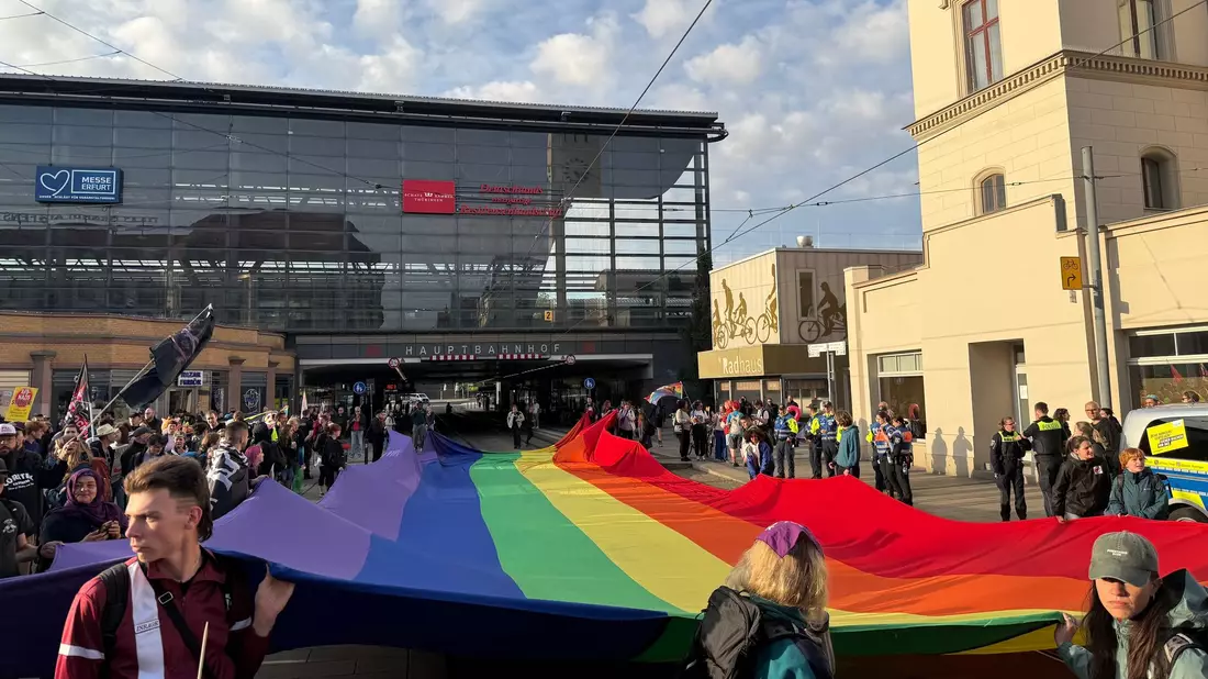 Doe Proteste gegen den AfD-Bundesparteitag in Erfurt verlaufen bisher weitgehend friedlich.  - Bild: Stefan Hantzschmann/dpa