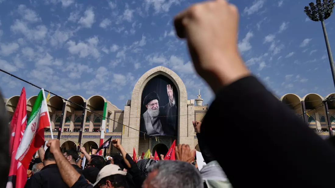 Für Chameneis Anhänger und die iranische Führung ist die Staatstrauer zugleich Abschied und Demonstration politischer Geschlossenheit. - Bild: Altaf Qadri/AP photo/dpa
