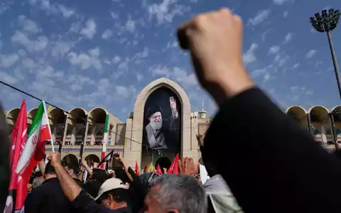 Für Chameneis Anhänger und die iranische Führung ist die Staatstrauer zugleich Abschied und Demonstration politischer Geschlossenheit. - Foto: Altaf Qadri/AP photo/dpa