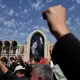 Für Chameneis Anhänger und die iranische Führung ist die Staatstrauer zugleich Abschied und Demonstration politischer Geschlossenheit. - Bild: Altaf Qadri/AP photo/dpa