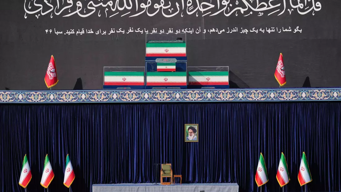 Rund vier Monate nach seiner Tötung soll Irans Staatsoberhaupt Ajatollah Ali Chamenei beerdigt werden.  - Bild: Altaf Qadri/AP/dpa