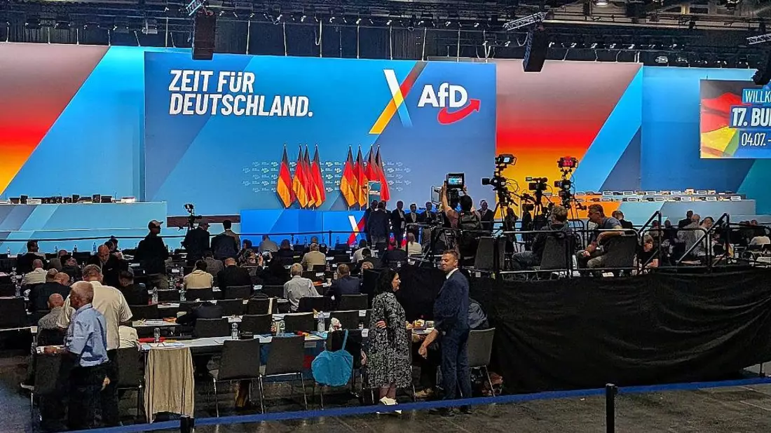AfD-Parteitag trotz massiver Proteste pünktlich gestartet