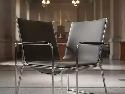 Ein stilvoller, minimalistischer Designstuhl in einem modernen Raum, der Urheberrecht und Designschutz symbolisiert. - Foto: über boerse-global.de