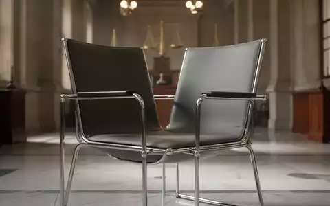 Ein stilvoller, minimalistischer Designstuhl in einem modernen Raum, der Urheberrecht und Designschutz symbolisiert. - Foto: über boerse-global.de