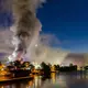 Eine große Rauchwolke zog über den Neckar.  - Bild: Christoph Schmidt/dpa