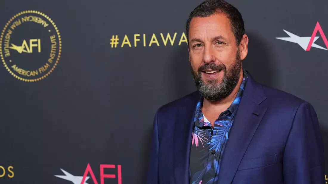 Schauspieler Adam Sandler führte durch die Zeremonie. (Archivbild) - Bild: Chris Pizzello/Invision/AP/dpa
