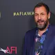 Schauspieler Adam Sandler führte durch die Zeremonie. (Archivbild) - Bild: Chris Pizzello/Invision/AP/dpa