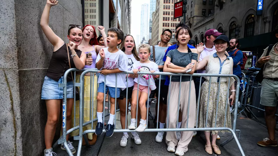 Viele Swifties reisten extra an, um vor der Halle mit anderen Fans mitzufiebern.  - Bild: Tom Weller/dpa