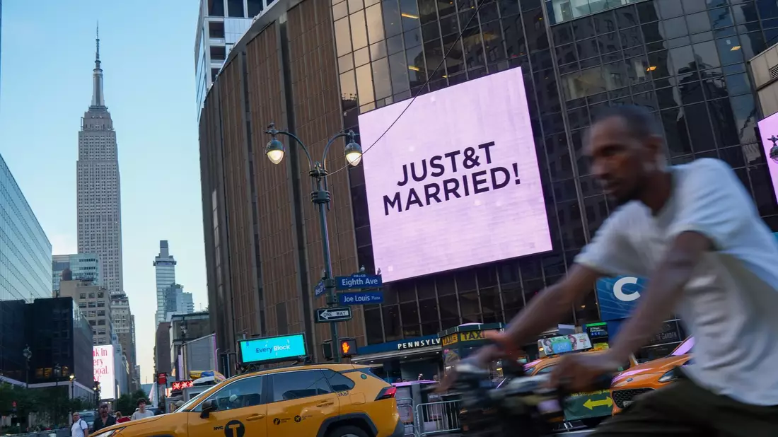 Auf Bildschirmen rund um den Madison Square Garden erschien die Aufschrift: «Just&t Married». - Bild: Ryan Murphy/AP/dpa