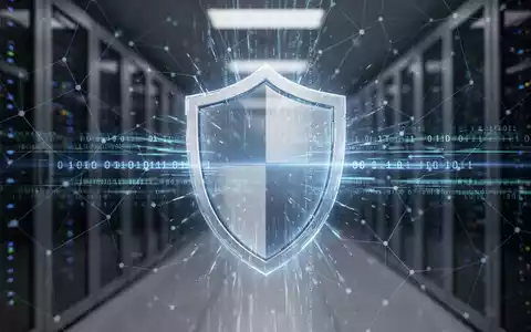 Leuchtendes digitales Schildsymbol über fließendem Binärcode, Symbol für Cybersicherheit und Datenschutz in einer technologischen Landschaft. - Foto: über boerse-global.de