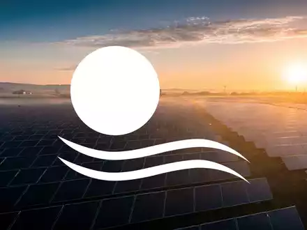 Eine weitläufige Solaranlage im Sonnenaufgang, die das Potenzial für Wachstum und Genehmigungen im Sektor erneuerbare Energien symbolisiert. - Foto: über boerse-global.de