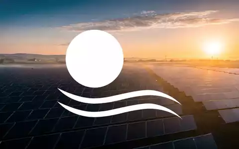 Eine weitläufige Solaranlage im Sonnenaufgang, die das Potenzial für Wachstum und Genehmigungen im Sektor erneuerbare Energien symbolisiert. - Foto: über boerse-global.de