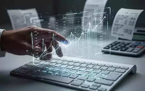 Eine Hand interagiert mit einem leuchtenden holografischen Tabellenblatt über einer Tastatur, das automatisierte Finanzdatenverarbeitung symbolisiert. - Foto: über boerse-global.de