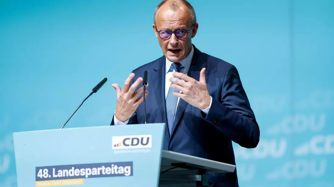 Bundeskanzler Merz fordert: «Nöler, Nörgler, empörte Berufskritiker: Wegtreten!» - Bild: Thomas Banneyer/dpa