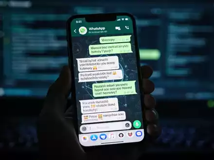 Nahaufnahme eines Smartphones, das eine WhatsApp-Nachricht mit einer Geldforderung anzeigt. Im Hintergrund verschwommene digitale Symbole. - Foto: über boerse-global.de