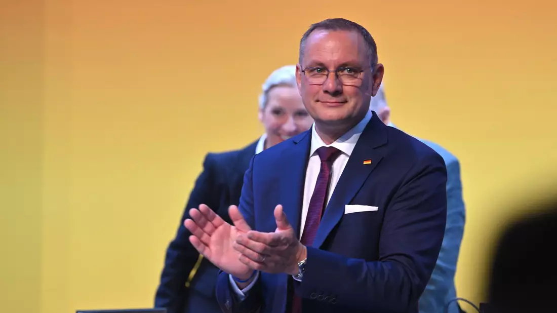Tino Chrupalla wurde nach sechseinhalb Jahren an der AfD-Spitze erneut im Amt bestätigt. - Bild: Martin Schutt/dpa