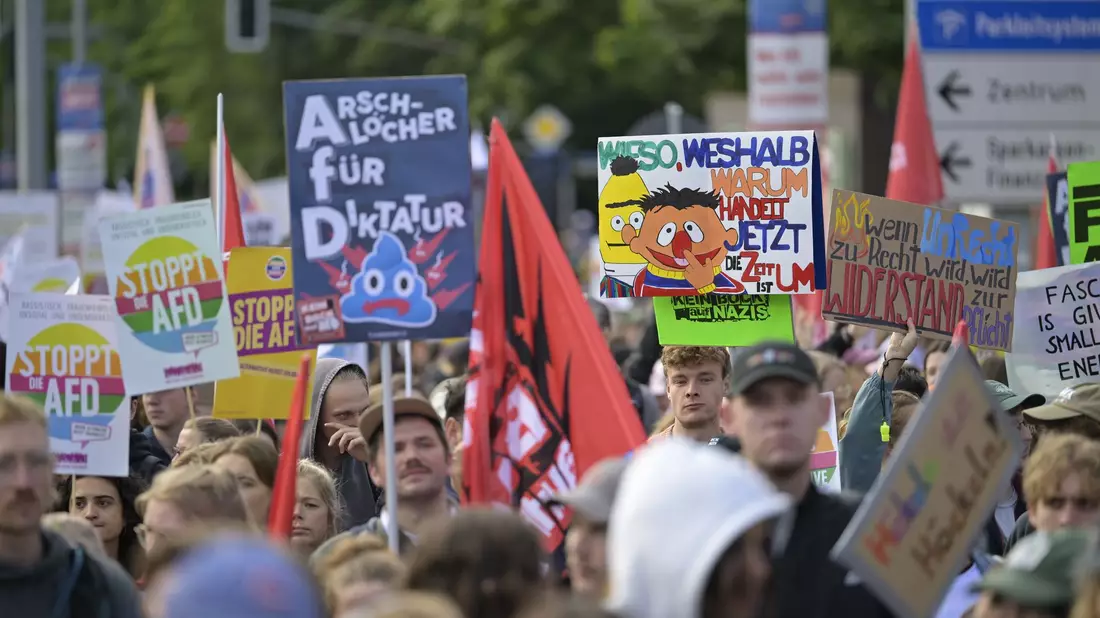 Zehntausende Menschen demonstrieren gegen den AfD-Bundesparteitag in Erfurt. - Bild: Jacob Schröter/dpa