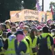 Viele Demonstranten tragen Transparente und Botschaften.  - Bild: Sebastian Willnow/dpa
