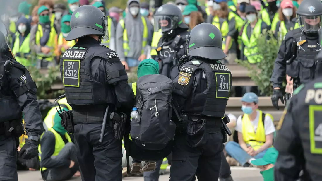 Das Bündnis Widersetzen organisierte nach eigenen Angaben zwölf Blockaden auf Zufahrtswegen zum AfD-Parteitag in Erfurt.  - Bild: Michael Reichel/dpa
