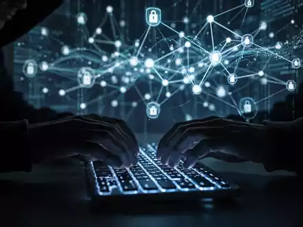 Nahaufnahme von Händen, die auf einer Tastatur tippen, mit abstrakten digitalen Netzwerkelementen im Hintergrund, die Cybersicherheit symbolisieren. - Foto: über boerse-global.de