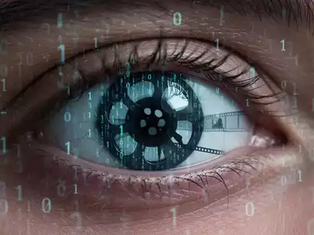 Menschliches Auge spiegelt Binärcode und Filmsilhouette, Symbol für KI, Filmproduktion und Unternehmensstrategie. - Foto: über boerse-global.de