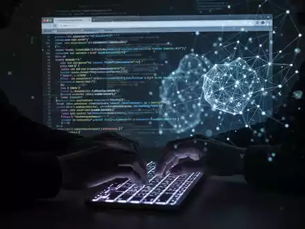 Schattenhafte Hände tippen auf Tastatur mit leuchtenden Codezeilen und KI-Netzmustern im Browser. - Foto: über boerse-global.de