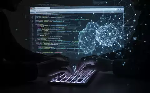 Schattenhafte Hände tippen auf Tastatur mit leuchtenden Codezeilen und KI-Netzmustern im Browser. - Foto: über boerse-global.de