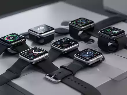 Eine Sammlung von Apple Watch-Geräten, darunter Series 10 und Ultra Modelle, auf einer sauberen Oberfläche. - Foto: über boerse-global.de