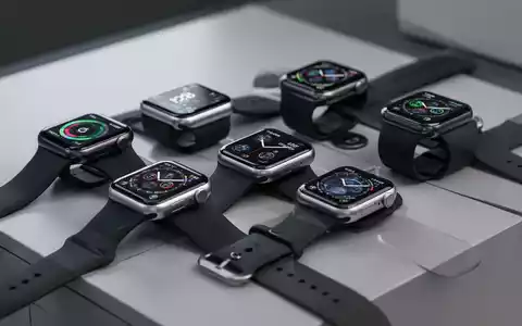 Eine Sammlung von Apple Watch-Geräten, darunter Series 10 und Ultra Modelle, auf einer sauberen Oberfläche. - Foto: über boerse-global.de