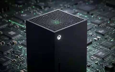 Nahaufnahme einer Xbox Series X vor unscharfen Elektronikkomponenten, die Technik und Kostensteigerung symbolisieren. - Foto: über boerse-global.de