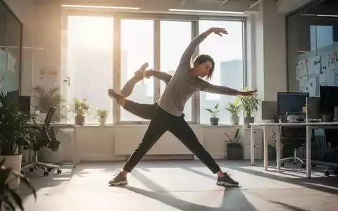 Eine Person dehnt sich in einem modernen Büro, das Sonnenlicht fällt durch ein großes Fenster. Fokus auf Bewegung und Gesundheit. - Foto: über boerse-global.de