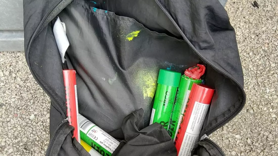BPOLI EF: Verbotene Pyrotechnik und Waffen vor Teilnahme an Veran-staltung sichergestellt - Bild: presseportal.de