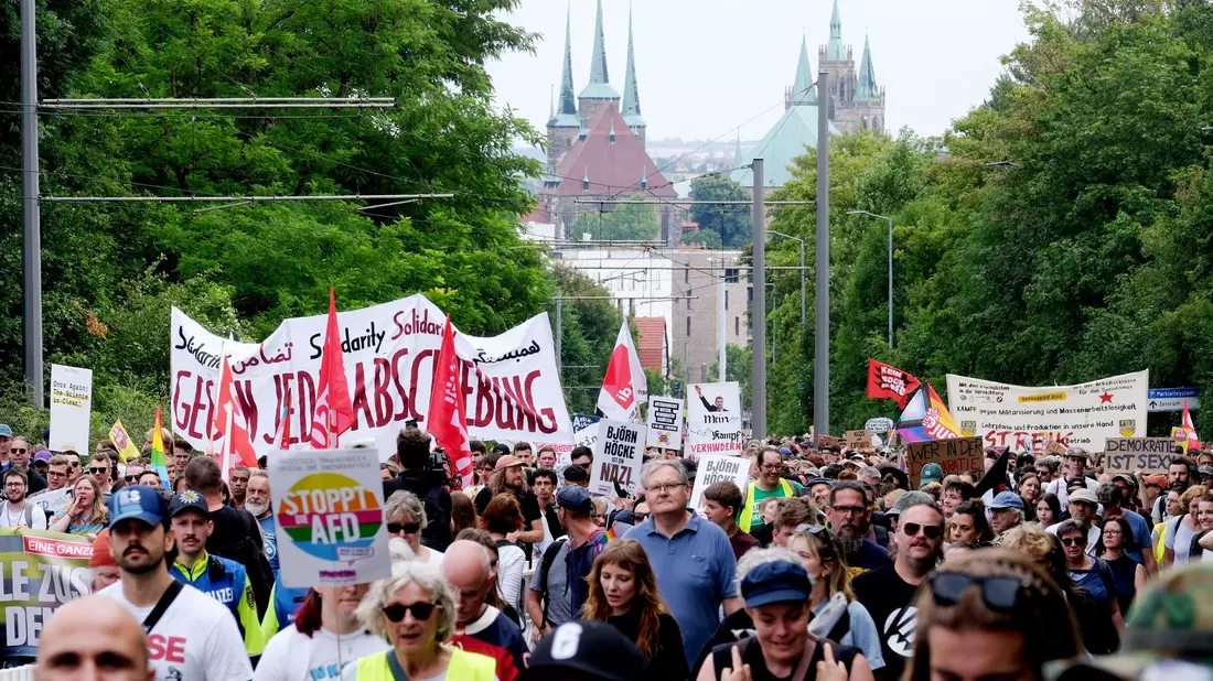 Zehntausende sind in Erfurt auf der Straße, um gegen den AfD-Bundesparteitag zu demonstrieren. - Bild: Sebastian Willnow/dpa